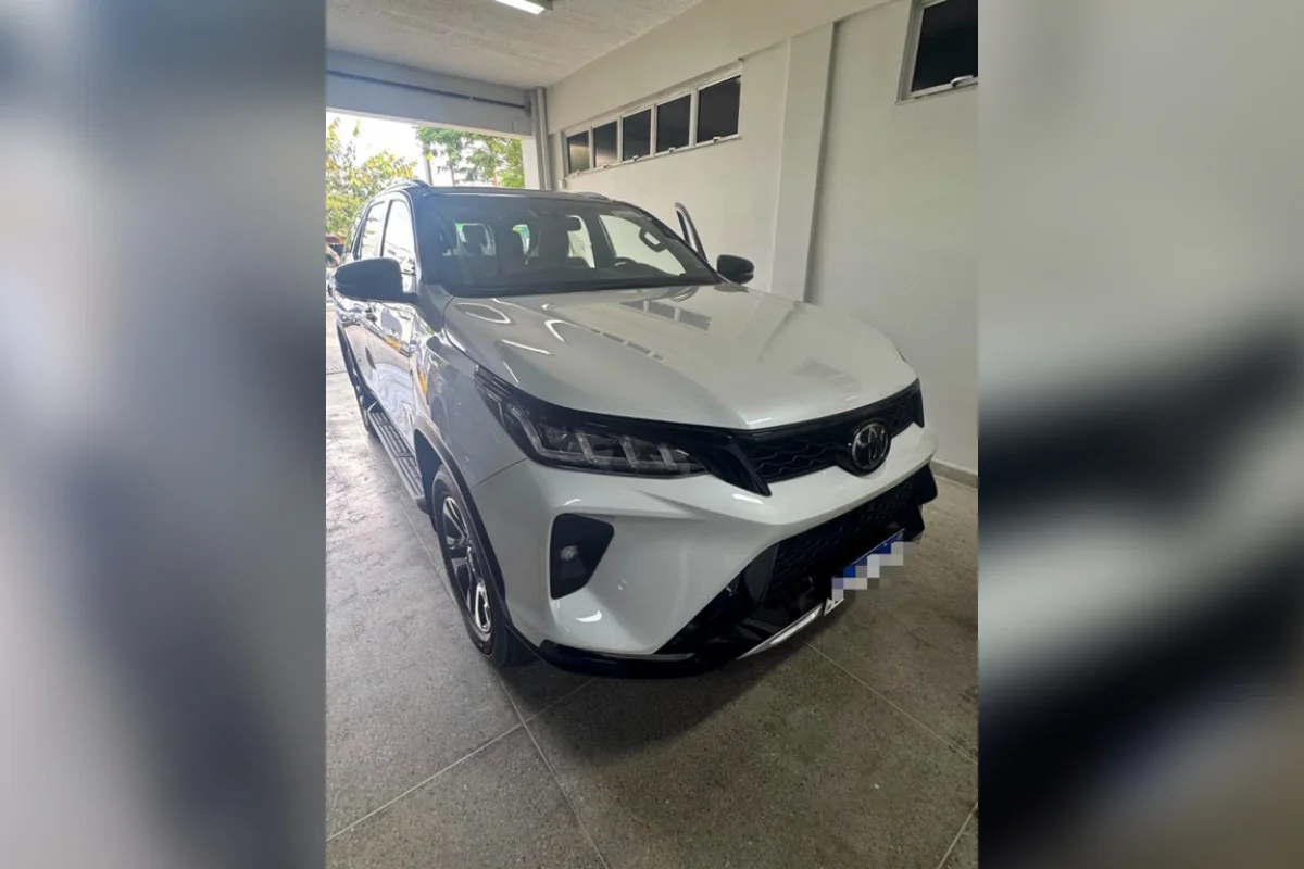 Carro utilizado pelos suspeitos durante a ação criminosa Carro utilizado pelos suspeitos durante a ação criminosa
