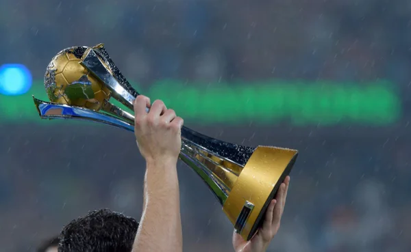 Imagem colorida da taça do Mundial de Clubes - Metrópoles