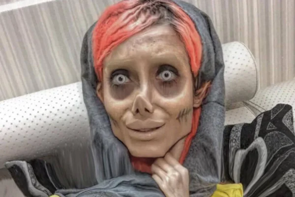 Foto colorida da Angelina Jolie Zumbi - Metrópoles