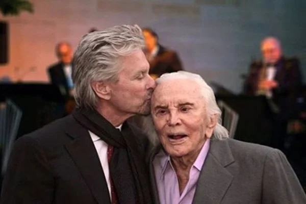 Kirk Douglas faz 103 anos e ganha homenagem de Michael Douglas
