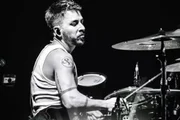 Júnior Lima é clicado tocando bateria