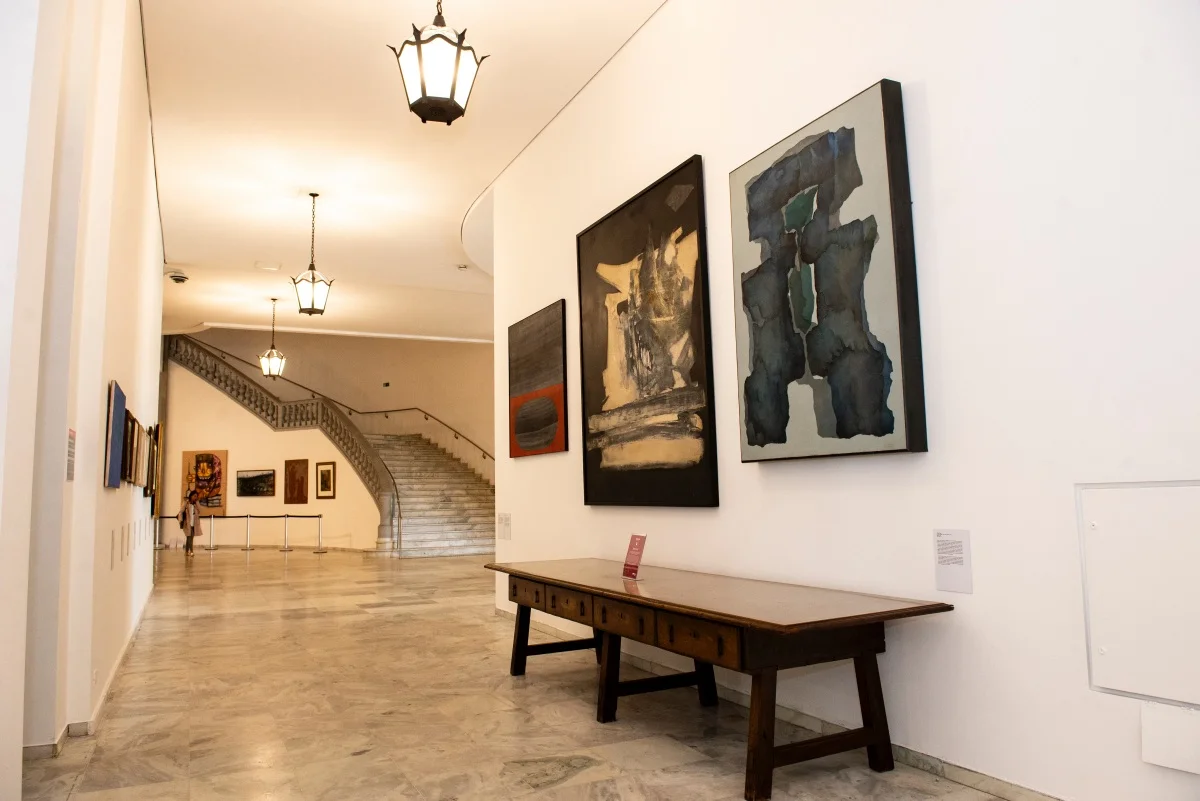Quadro de Tomie Otake (à esquerda) em meio outras obras contemporâneas Quadro de Tomie Otake (à esquerda) em meio outras obras contemporâneas