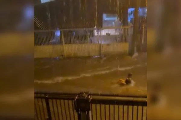 Mulher é arrastada por enxurrada durante tempestade no DF. Assista