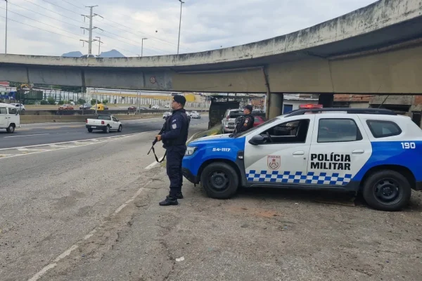 Foto colorida de viatura da PM do Rio de Janeiro