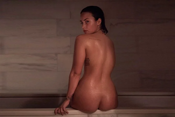 Demi Lovato posa nua, sem maquiagem e sem retoque para revista