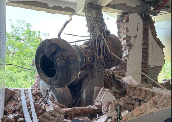 Trem de pouso de avião dentro de prédio destruído - Metrópoles