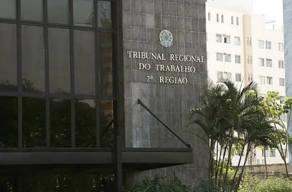 Imagem colorida da fachada do TRT-SP