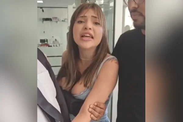 Designer Lais Gabriela Barbosa da Cunha, de 27 anos, após o trabalho feito pelo cabeleireiro esfaqueado.