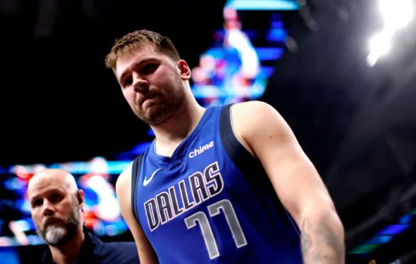 Luka Doncic #77 do Dallas Mavericks deixa a quadra contra Minnesota Timberwolves