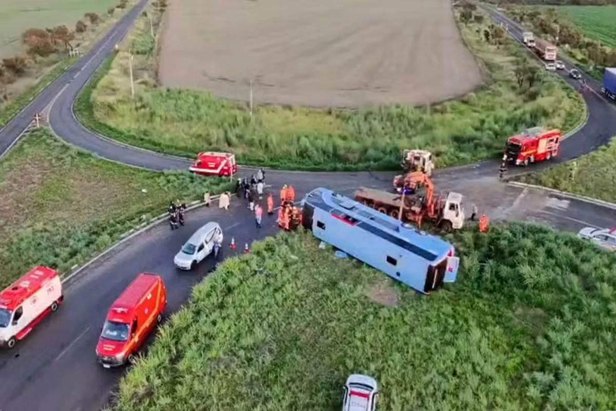 Ônibus com 50 pessoas tomba e deixa pelo menos 10 mortos em MG Ônibus com 50 pessoas tomba e deixa pelo menos 10 mortos em MG
