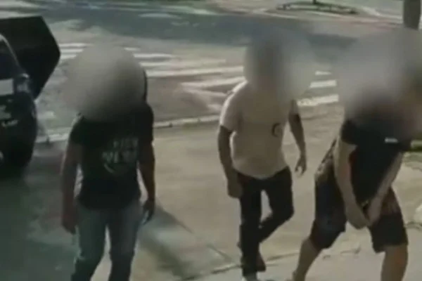 Foto colorida de vídeo em que adolescente é levado para Delegacia de Caraguatatuba, litoral norte de São Paulo, por suspeita de participar de morte de jovem de 18 anos.