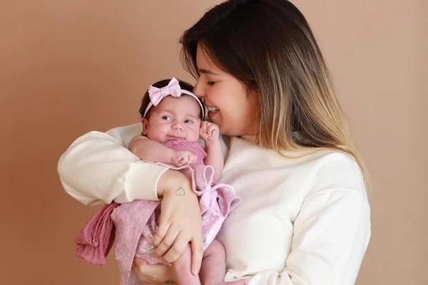 Foto colorida de Viih Tube com a filha, Lua - Metrópoles