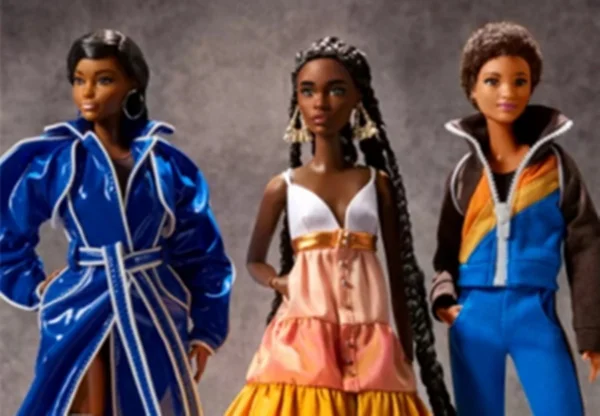 Na imagem com cor, três bonecas barbies usam modelo de designers negros