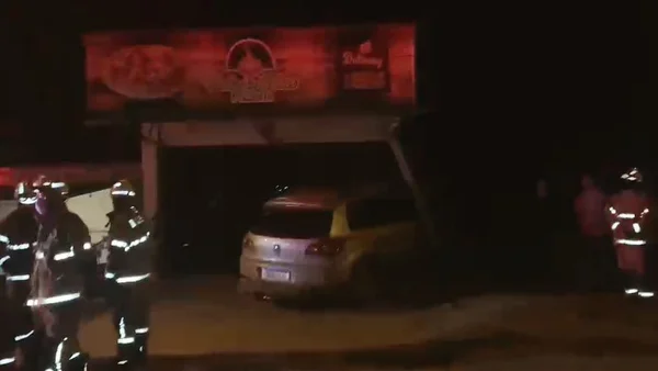 Carro invade pizzaria no DF