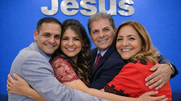 Pastor Sales Batista está no centro da foto, de terno escuro. Mais três pessoas aparecem na imagem, sendo um homem e duas mulheres - Metrópoles