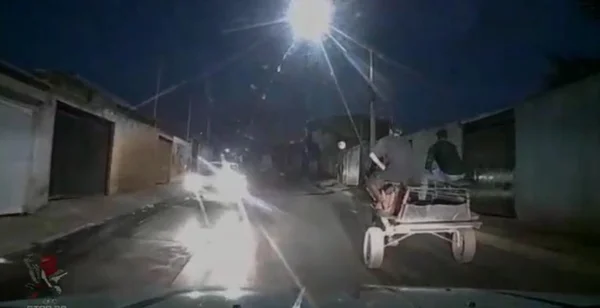 Vídeo: armados, homens tentam fugir da polícia em carroça