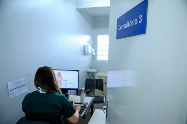 Unidades de saúde terão horários especiais no feriado de Páscoa, mas atendimentos de urgência e emergência seguem 24 horas em todo o período - Metrópoles