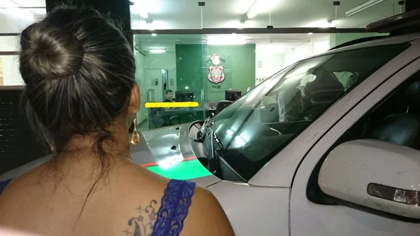 Homem vai à delegacia prestar queixa contra “vizinho espião” e acaba preso