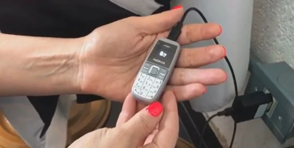 Imagem colorida de minicelular encontrado em presídio no RS - metrópoles