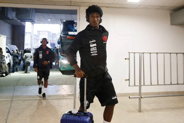 Talles Magno em embarque do Vasco