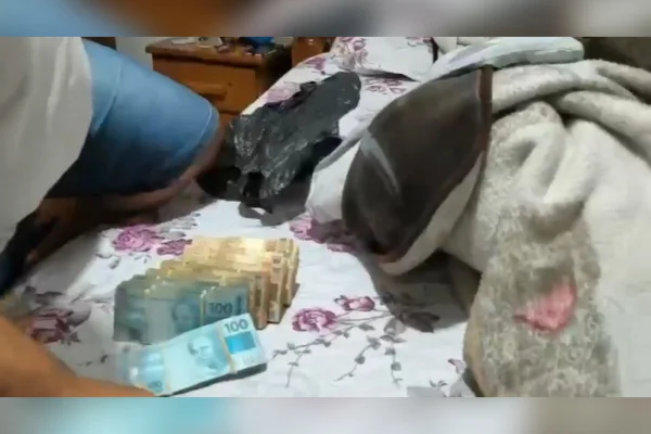 Polícia acha R$ 65 mil em saco de lixo durante operação contra PCC
