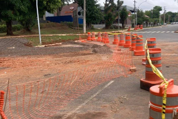 Imagem colorida de obra em estacionamento após asfalto ceder, na quadra 310 da Asa Norte