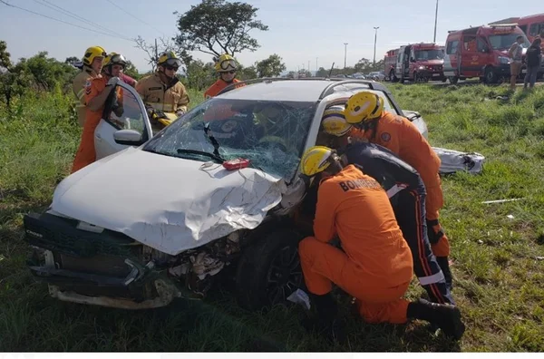 Colisão entre carros deixa duas pessoas feridas no DF