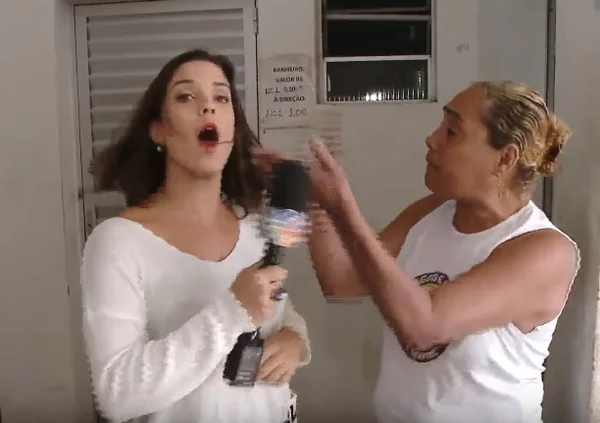 Repórter da Globo é atingido por viatura da PM ao vivo