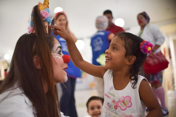 Tarde em comemoração ao Dia do Riso alegra o Hospital da Criança