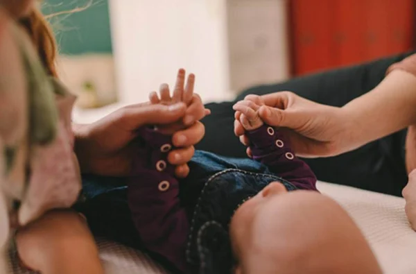 Após liminar, BRB dá licença-maternidade a mãe LGBT não gestante