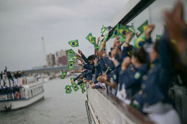 Vídeo: veja desfile do Time Brasil na abertura das Olimpíadas de Paris