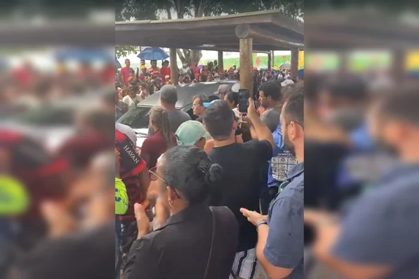 Vídeo: corpo de homem morto em viatura da PRF é recebido com aplausos