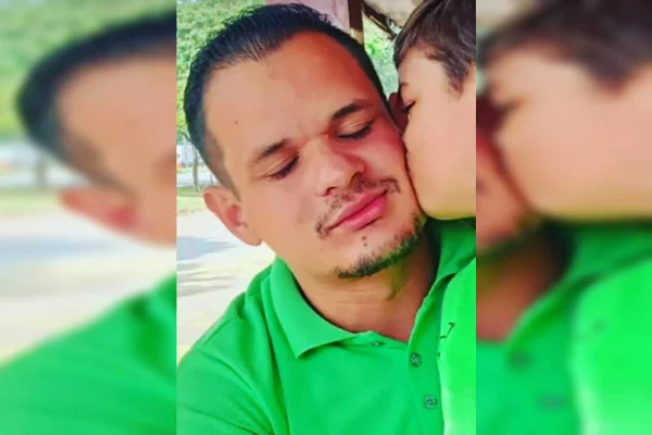 Foto colorida de Caio recebendo um beijo no rosto de uma criança