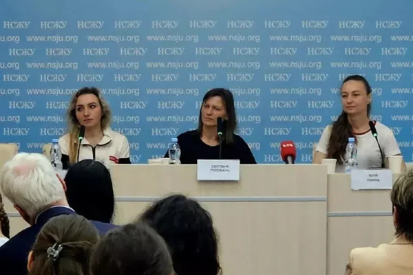 Imagem colorida de mulheres sentadas