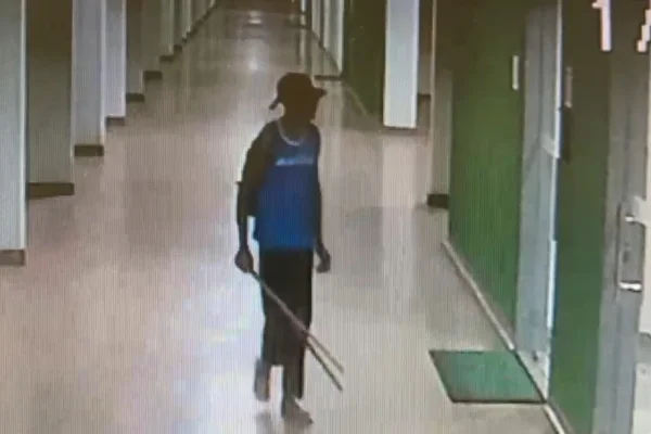 Morador de rua persegue e ameaça pai e filho com pedaço de pau na Asa Sul