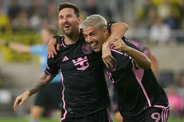 Imagem colorida de Messi e Suárez - Metrópoles