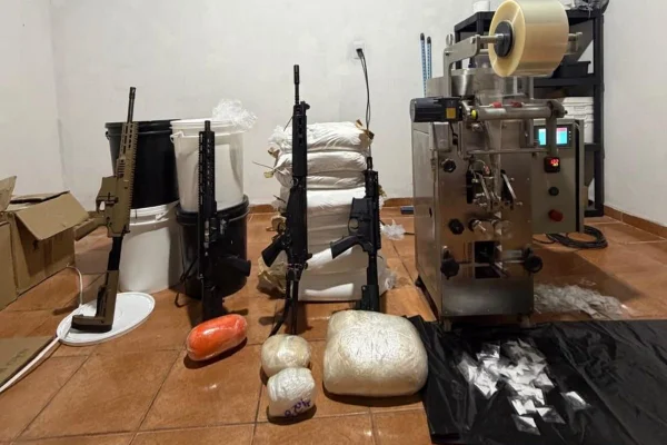 Imagem colorida mostra armas e drogas encontradas durante operação que prendeu vereador. Metrópoles