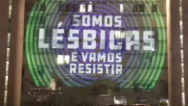 Pontos da Esplanada são iluminados com mensagens de apoio à causa LGBT