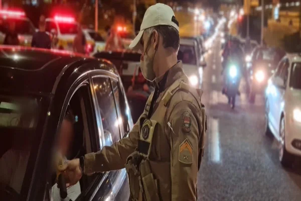 Policial pede documentos de carros em blitz