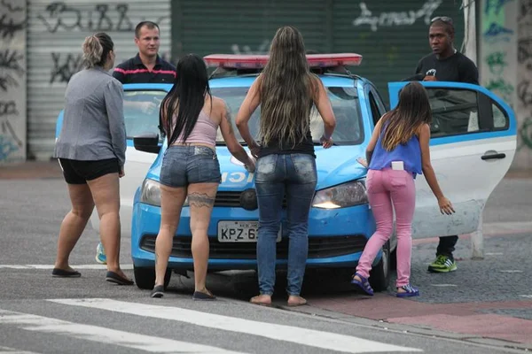 Impedidos de entrar no quartel, policiais cantam hino no Rio