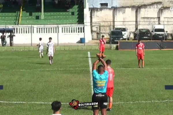 Imagem colorida mostra juiz acionando protocolo antirracismo. Metrópoles