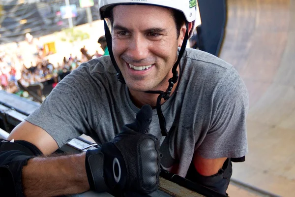 Bob Burnquist faz sinal de positivo