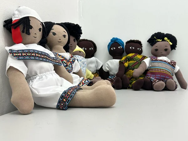 Contra racismo, prefeitura distribui bonecos negros em escolas de SP