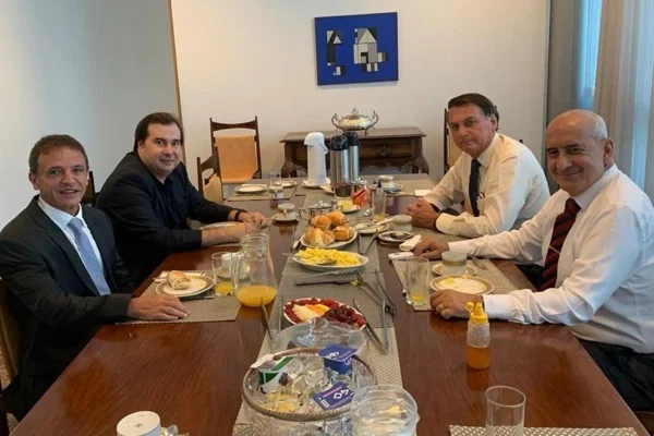 Sem Guedes, Bolsonaro se reúne com Maia para discutir orçamento de 2021