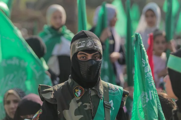 Imagem colorida mostra membro do Hamas - Metrópoles