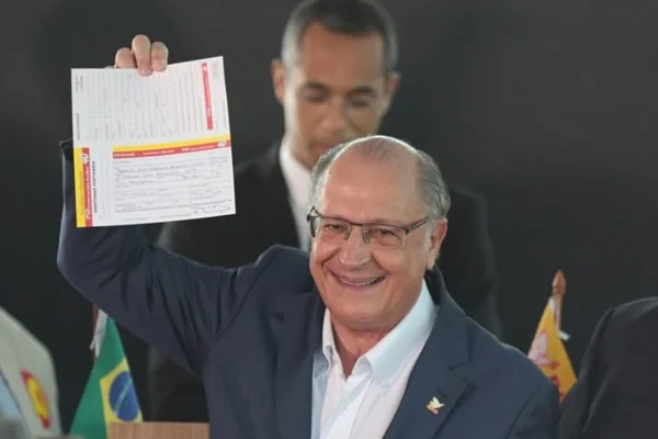 Ao lado de França, Alckmin acusa João Doria de ter comprado prefeitos