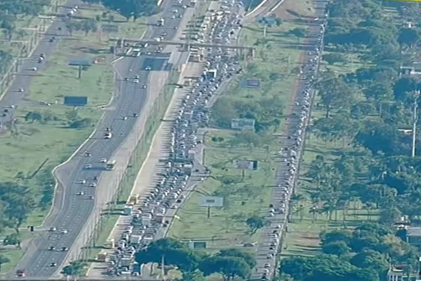 Muito trânsito: Epia Sul tem congestionamento quilométrico nesta quinta