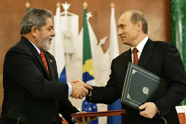 Imagem colorida de Lula e Putin - Metrópoles