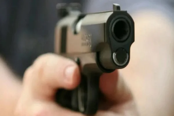 Imagem colorida, homem manteve mãe e filhos refém com uma arma- Metrópoles