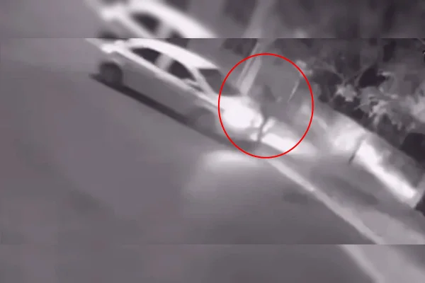 Foto em preto e branco do momento em que um passageiro é atropelado por um motorista de aplicativo, em Luziânia (GO)